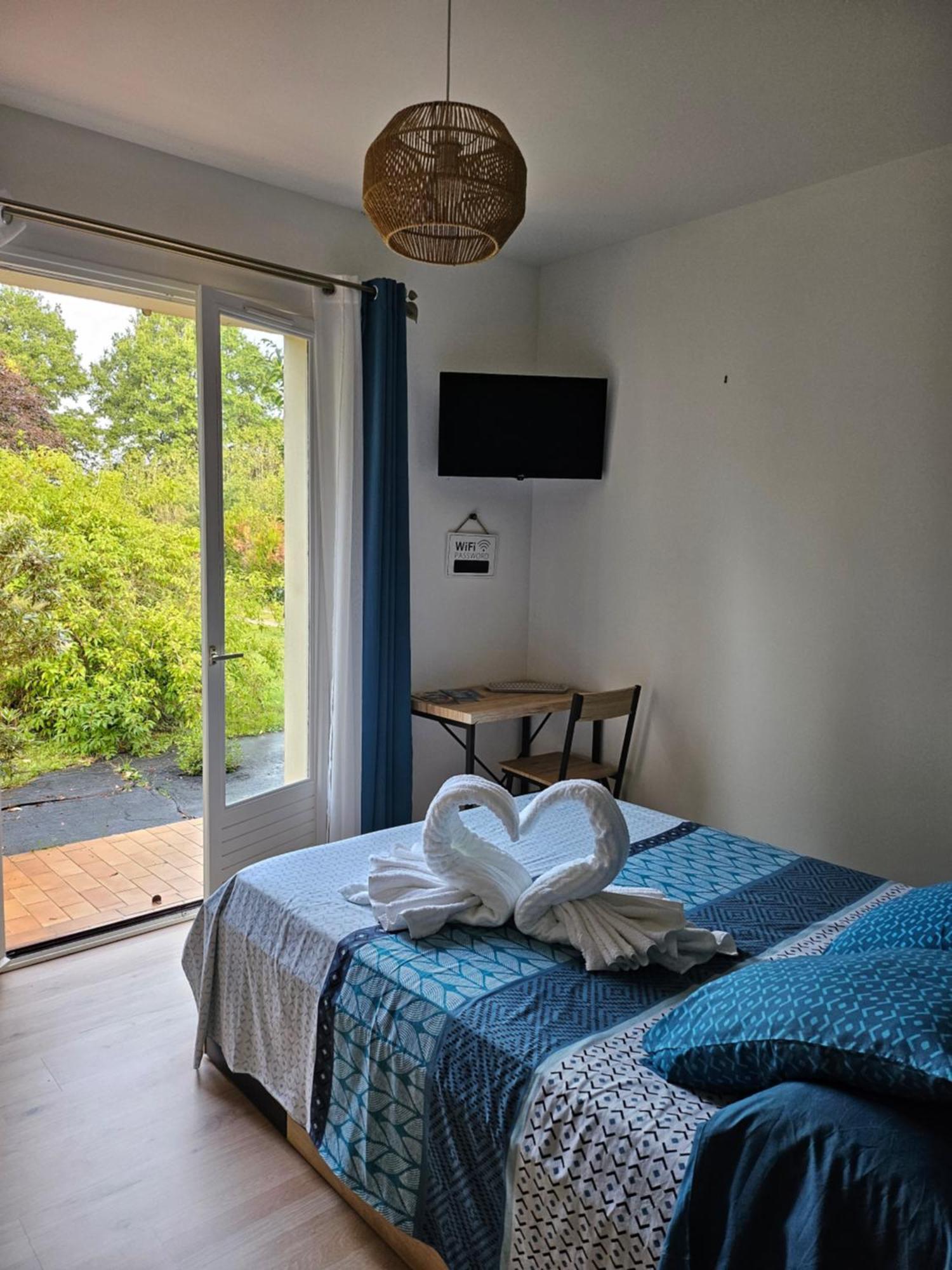 Les Chambres D'Estelle Guecelard Room photo